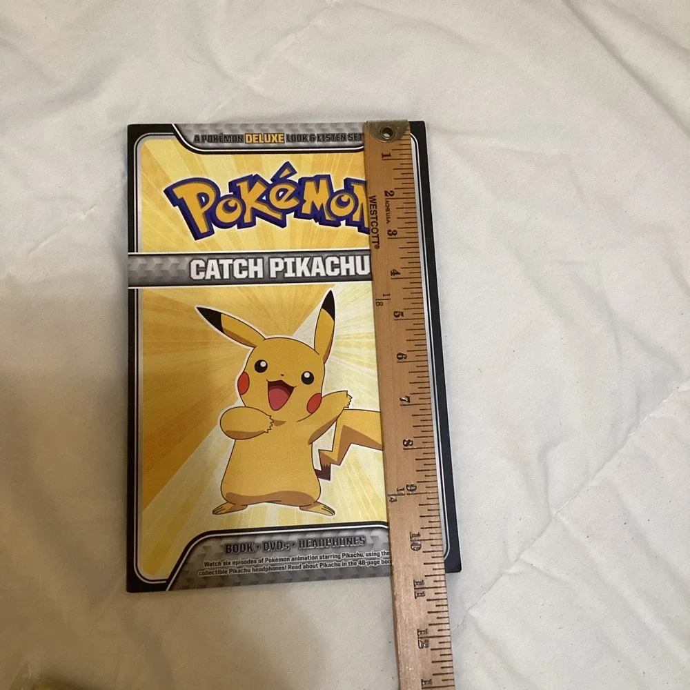 Pokemon Catch Pikachu! Deluxe Book only with 200 random Trading Cards Included